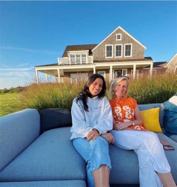 Exploring The Life And Journey Of Dee Lesbian