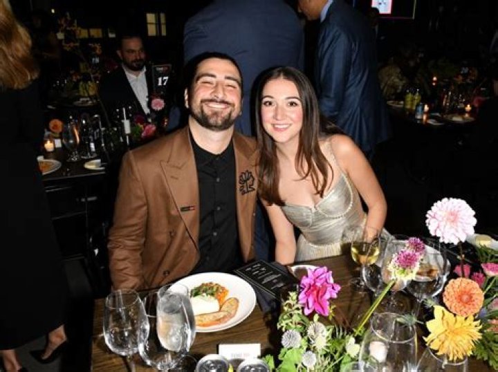 Unveiling Noah Kahan: Does He Have A Fiance?